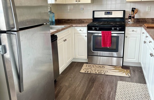 Peabody Apartment | 2 Bedroom North Shore Apartment- Pool -Gym -Trail - Shopping