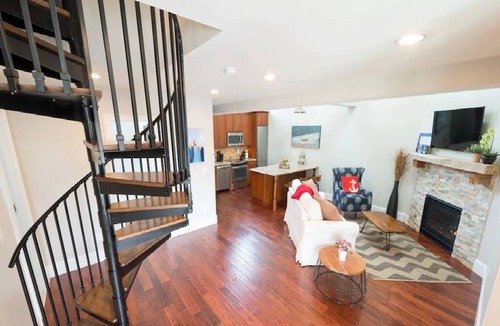 Yachting Village Condo | 2 Bedrooms w/Loft, Deck and Fireplace on Thames St