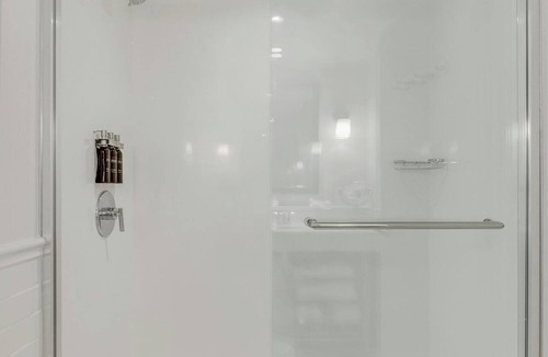 Bay Village Hotel | 2 Boutique Hotel Rooms Ideal for Event Planners - Pet-Friendly Stay!