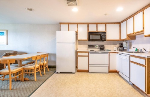 West Yarmouth Apartment | 2 Comfortable Townhouses with Beachfront Sunbeds and Stunning Ocean Views