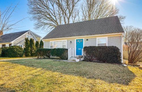 Teaticket House | 2 Mi to Main St Falmouth Cape Cod Home