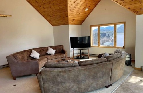 Hillcrest Apartment | 2-Minute Walk to Main Street & Mirror Lake, 2BR Apt overlooking Mirror Lake