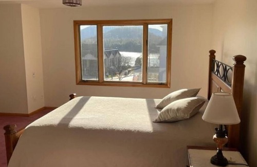 Hillcrest Apartment | 2-Minute Walk to Main Street & Mirror Lake, 2BR Apt overlooking Mirror Lake