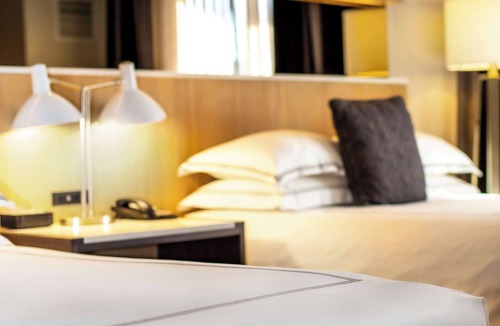 Bloor-Yorkville Hotel | 2 Modern Pet-Friendly Rooms w/Refined Decor Near Subway & Top Attractions