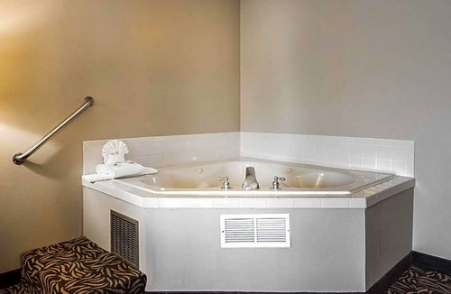 Cortland Hotel | 2-Star Hotel ∙ Clarion Inn & Suites - University Area