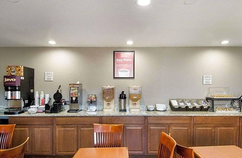 Northborough Hotel | 2-Star Hotel ∙ Econo Lodge Inn & Suites