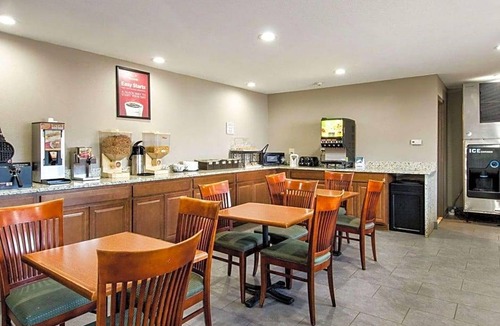 Northborough Hotel | 2-Star Hotel ∙ Econo Lodge Inn & Suites