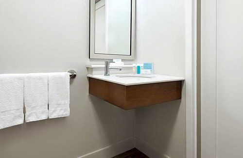 Marlborough Hotel | 2-Star Hotel ∙ Hampton Inn Boston / Marlborough