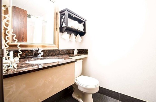 Cromwell Hotel | 2-Star Hotel ∙ Quality Inn Cromwell - Middletown