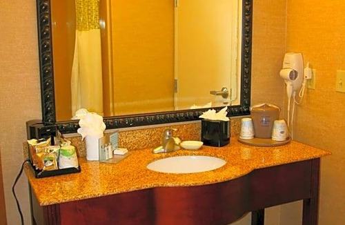 Wakefield-Peacedale Hotel | 2-Star Hotel ∙ Hampton Inn South Kingstown - Newport Area