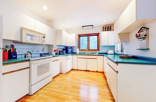 Jamaica Condo | 2-story mountain condo w/private deck, close to resort, jetted tub, w/d, wifi