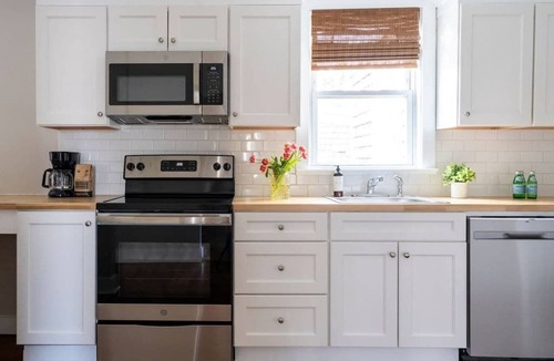 Off Broadway Apartment | 2 Stylish Apartments Near Wharf, Shops & Brewer’s