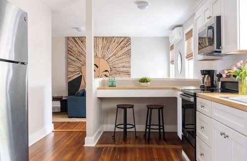 Off Broadway Apartment | 2 Stylish Apartments Near Wharf, Shops & Brewer’s