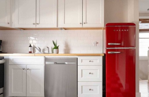 Off Broadway Apartment | 2 Stylish Apartments Near Wharf, Shops & Brewer’s