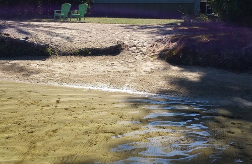 Raymond House | 20 steps to private sandy beach, new whole house AC, last week avail July 11-18