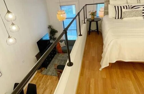 Downtown Apartment | #202 · Yale area-gorgeous, modern studio w/loft #202