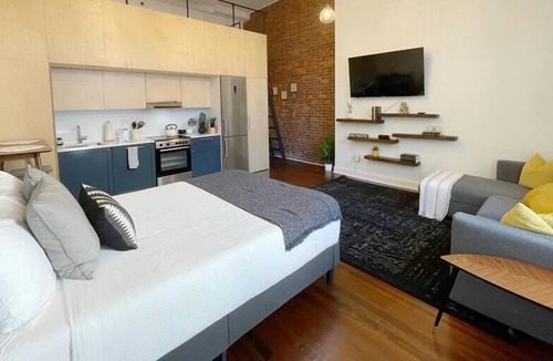 Downtown Apartment | #203 · Yale Area Studio+loft w/office, natural light #203