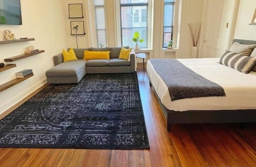 Downtown Apartment | #203 · Yale Area Studio+loft w/office, natural light #203