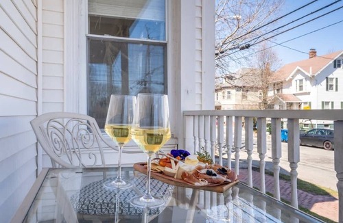 Oakdale Apartment | 2BR Apt | Full Kitchen | 10 Min to Old Port