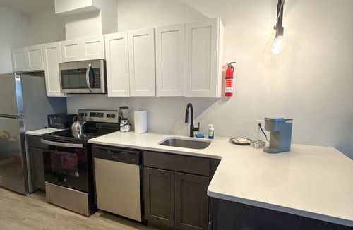 Elizabeth Apartment | 2BR apt near EWR 6b9v