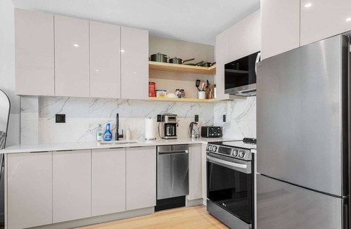 Greenpoint Apartment | 2BR Brooklyn Retreat | Sleeps 6 | Prime Location