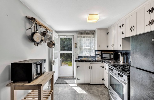 Mashpee House | 2BR Cozy Family Retreat on Sandy Beach