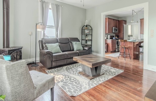 Town of Hounsfield Apartment | 2BR Lake Ontario Suite King Bed, Historic Village, Walk to Waterfront & Dining