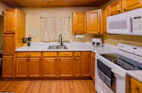 Plymouth House | 2BR Lakefront Cottage | Hot Tub, Fire Pit & Lake Access