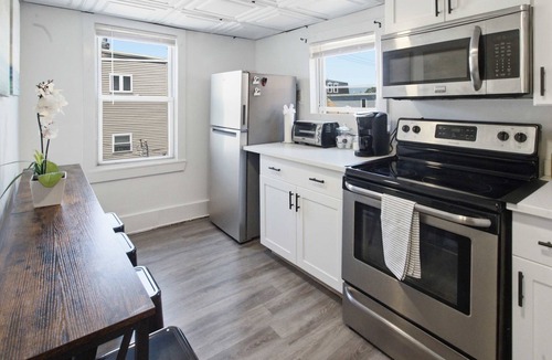 Jeffries Point Apartment | 2BR Near Airport, public transit to downtown!