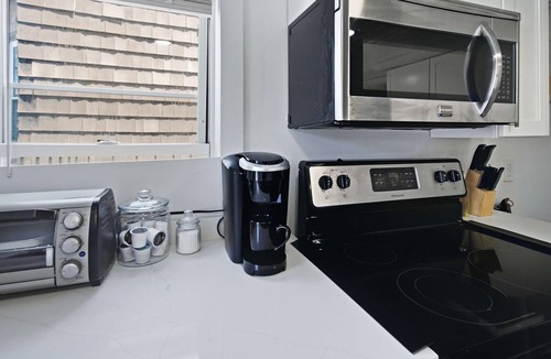 Jeffries Point Apartment | 2BR Near Airport, public transit to downtown!