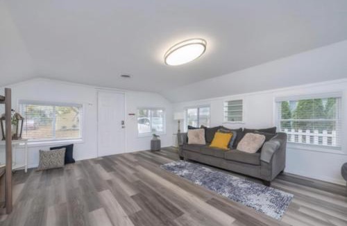 West Irondequoit House | 2BR Shoreside Retreat w Beach Access Interiors