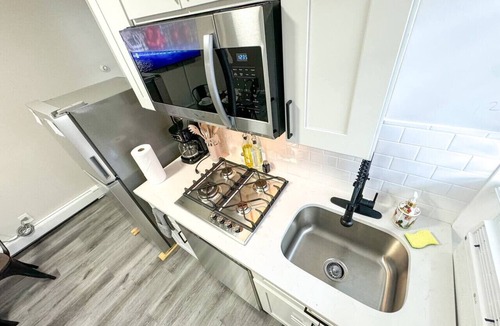 North Ironbound Apartment | 2Br Smart Apart near Airport