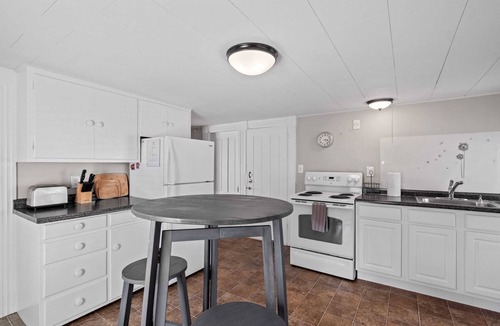 Exeter Apartment | 2nd Flr Large 1 Bed - Short to Midterm Rental