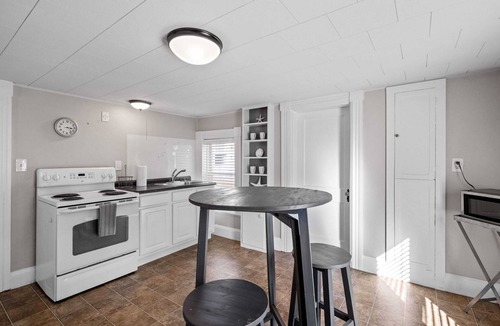 Exeter Apartment | 2nd Flr Large 1 Bed - Short to Midterm Rental