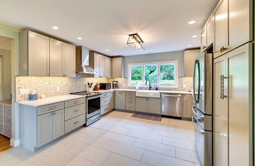 Richmond House | 3 Acres, Mtn Views, Hot Tub, Steps to Winery