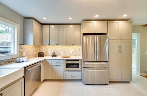 Richmond House | 3 Acres, Mtn Views, Hot Tub, Steps to Winery