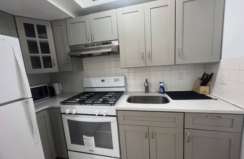 Russell Gardens Apartment | 3-bedroom apartment with AC in Great Neck