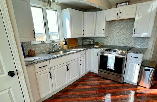 Hampton Apartment | 3-bedroom beachy apartment one block from Hampton Beach