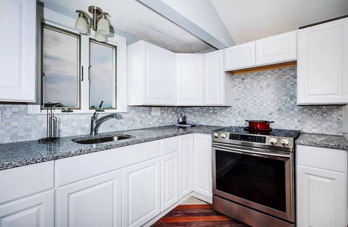 Hampton Apartment | 3-bedroom beachy apartment one block from Hampton Beach