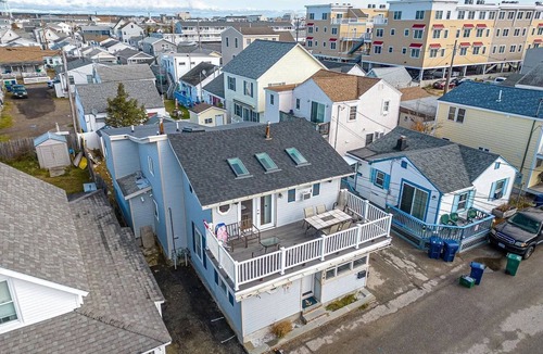 Hampton Apartment | 3-bedroom beachy apartment one block from Hampton Beach