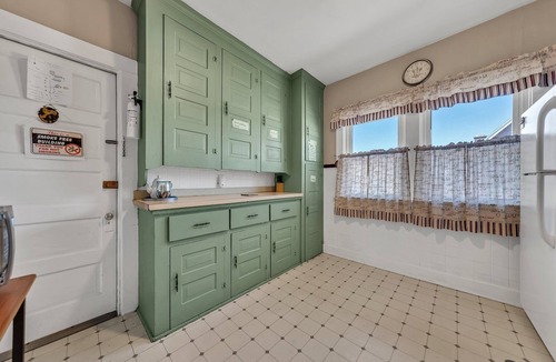 North Buffalo House | 3-Bedroom each with A/C . Parking available .Near Shops & Cafés.