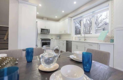 Crystal Beach House | 3-Bedroom Family Retreat, Games, Parking & BBQ, Sleeps 8!