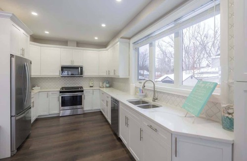 Crystal Beach House | 3-Bedroom Family Retreat, Games, Parking & BBQ, Sleeps 8!