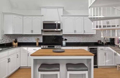 Bonnet Shores House | 3-bedroom house in peaceful Narragansett - Walk to Beach!