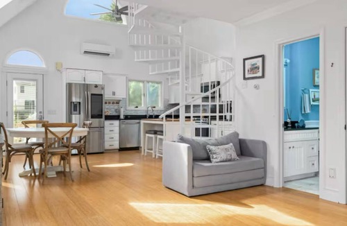 Bonnet Shores House | 3-bedroom house in peaceful Narragansett - Walk to Beach!