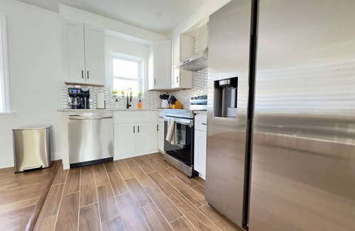 Delair House | 3-bedroom house Jacuzzi + Parking + Comfort – Philly Stay Share Save