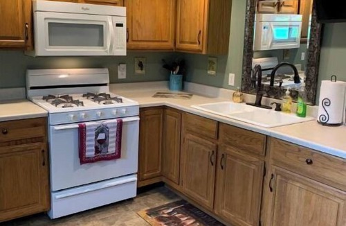 East Palmyra House | 3 Bedroom's with 4 beds, 1/2 wrap around porch, patio, 2 firepits, outdoor bar!