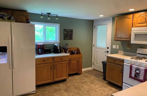 East Palmyra House | 3 Bedroom's with 4 beds, 1/2 wrap around porch, patio, 2 firepits, outdoor bar!