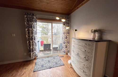 Barrie Cottage | 3 Bedrooms Cottage W LAKE VIEWS, beside waterfront trail and steps from beach