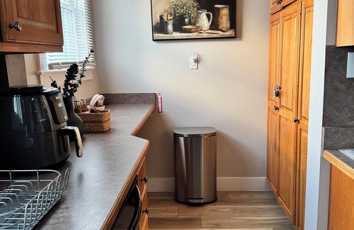 Utica House | 3 BR near Utica Uni., NEXUS & Wynn~ Fire Pit & Grill